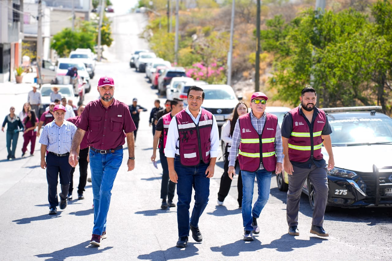 Recorre Jesús Nava Lomas de Santa Catarina para atender peticiones vecinales