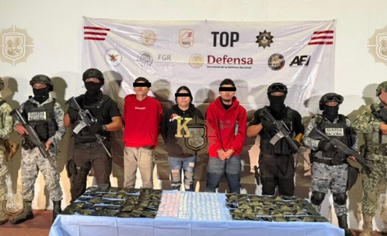 Detienen en Escobedo a dos menores y una mujer con 274 dosis de diversas drogas