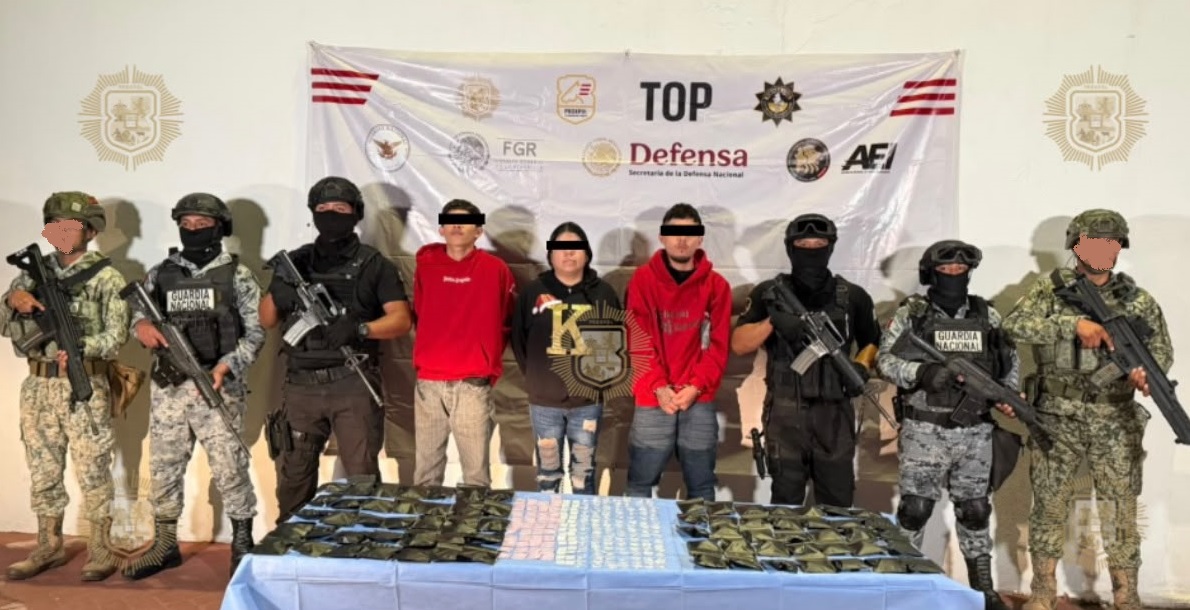 Detienen en Escobedo a dos menores y una mujer con 274 dosis de diversas drogas
