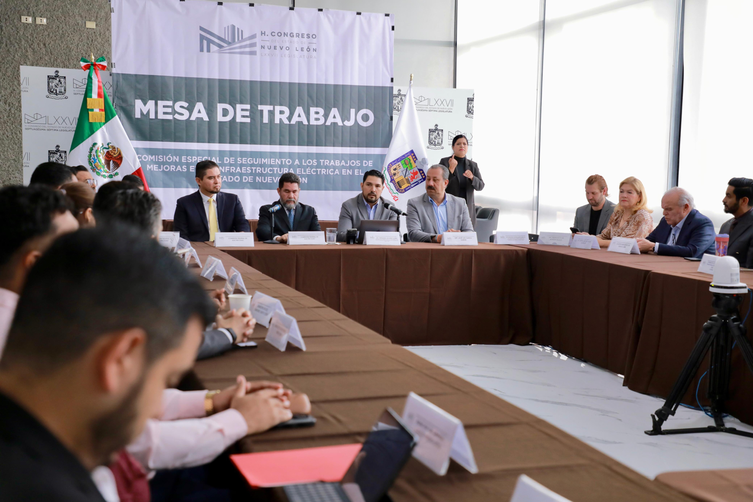 Se reúnen diputados con directivos de la CFE para atacar a los apagones