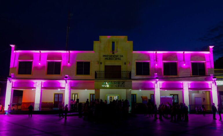 Ilumina Mónica Oyervides de rosa la Presidencia de Juárez para promover la detección oportuna del cáncer de mama