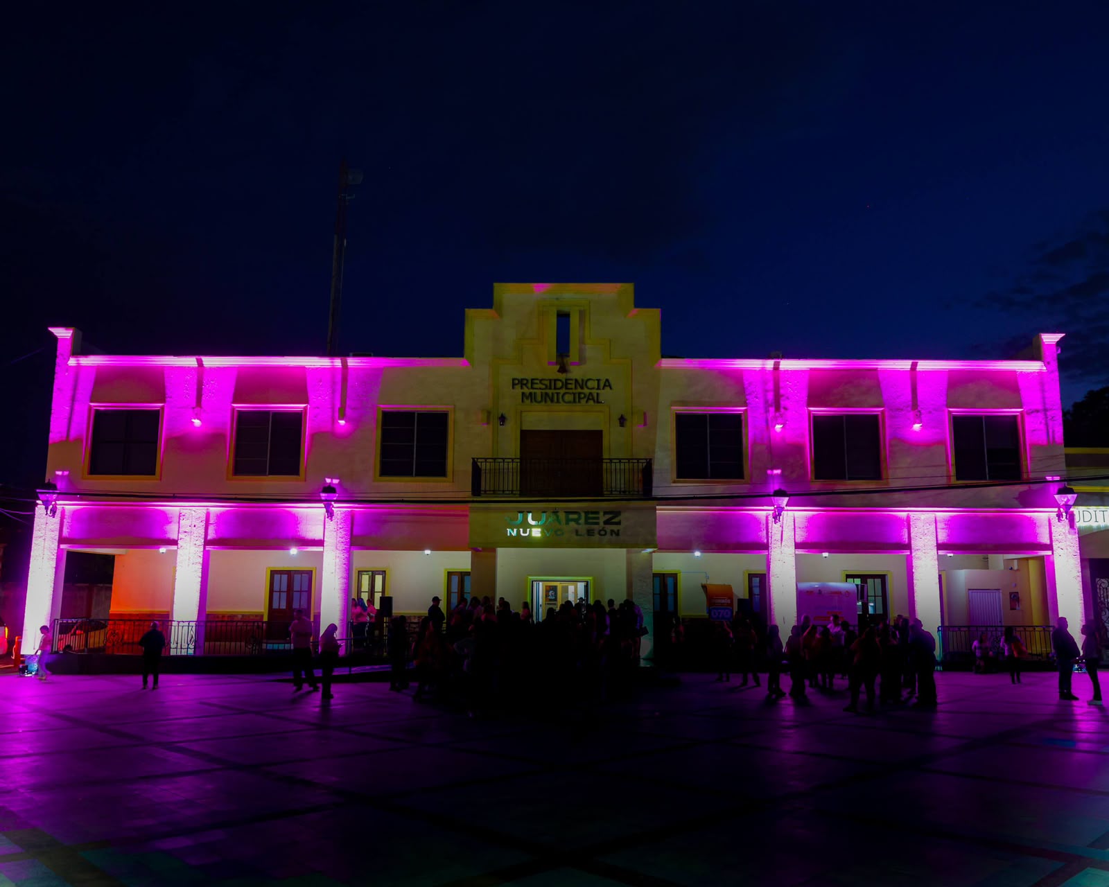 Ilumina Mónica Oyervides de rosa la Presidencia de Juárez para promover la detección oportuna del cáncer de mama