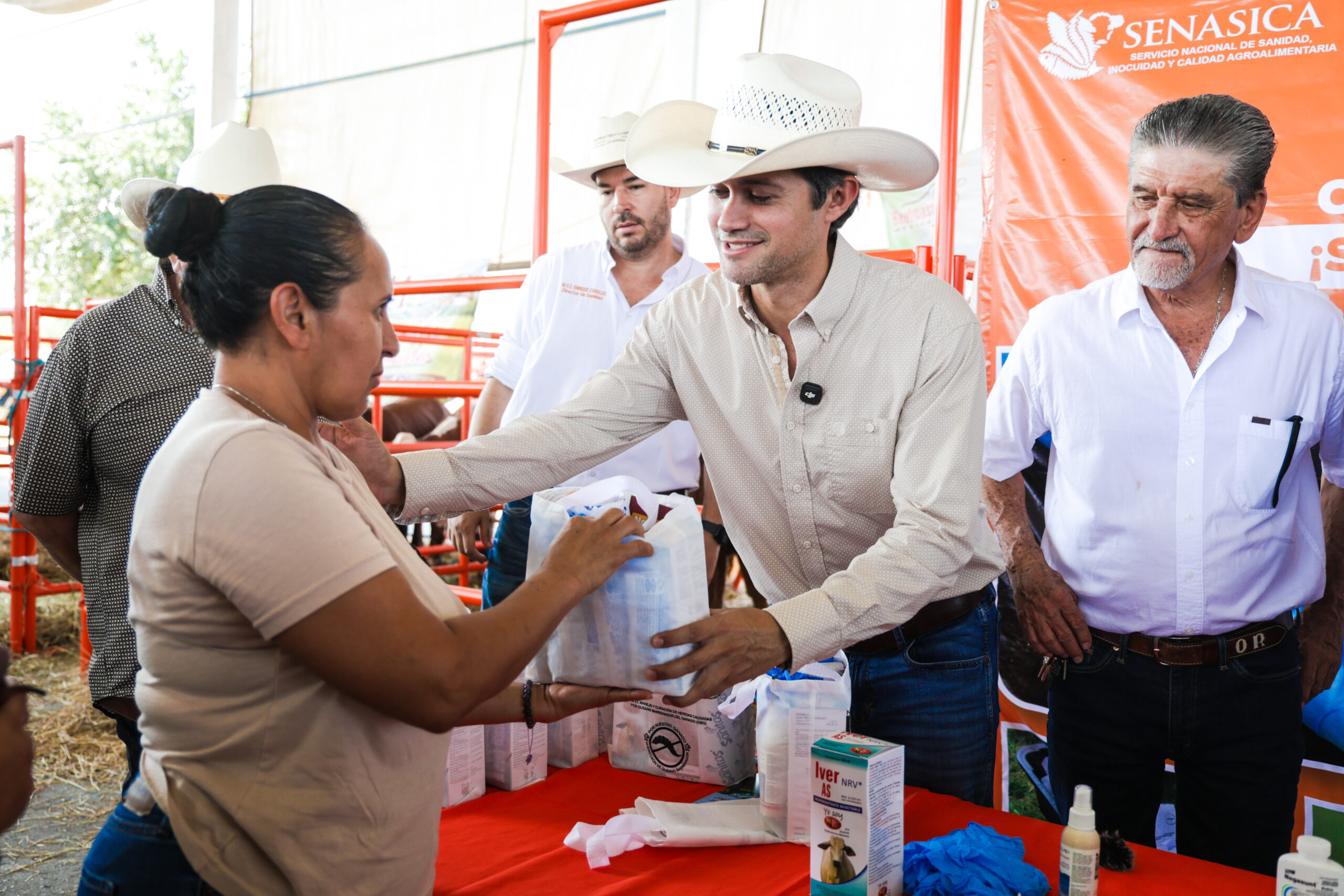 Gobierno del Estado y Cefosamp distribuyen gratuitamente kits y capacitación para prevenir el gusano barrenador