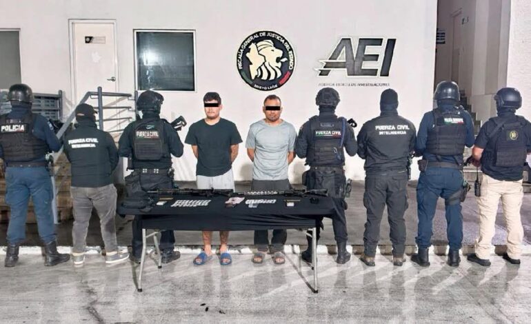 Detiene Fuerza Civil a dos hombres con armas largas y 132 dosis de drogas, en Linares