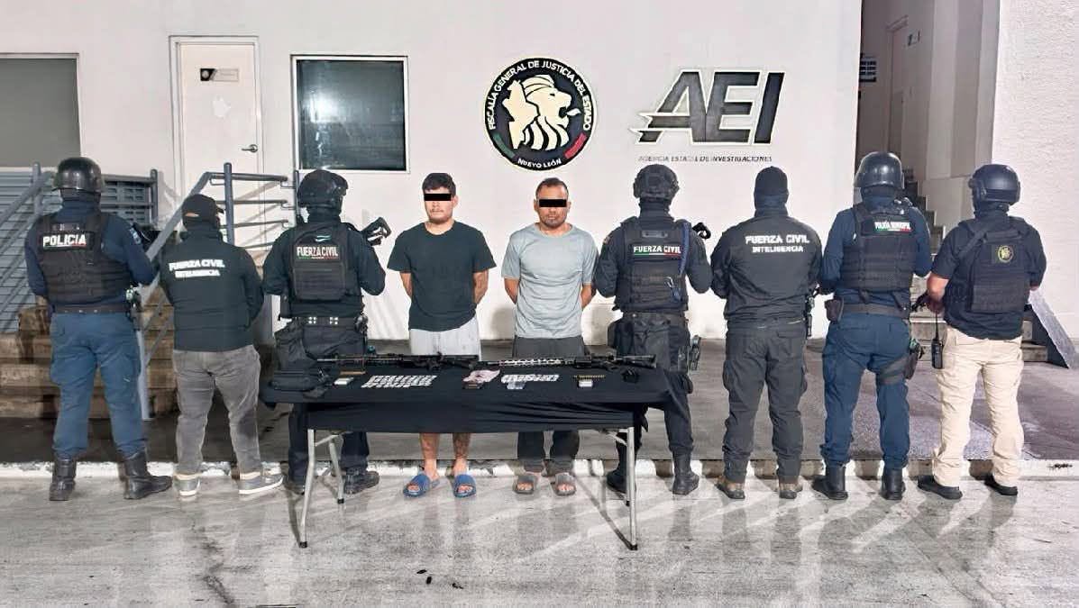 Detiene Fuerza Civil a dos hombres con armas largas y 132 dosis de drogas, en Linares