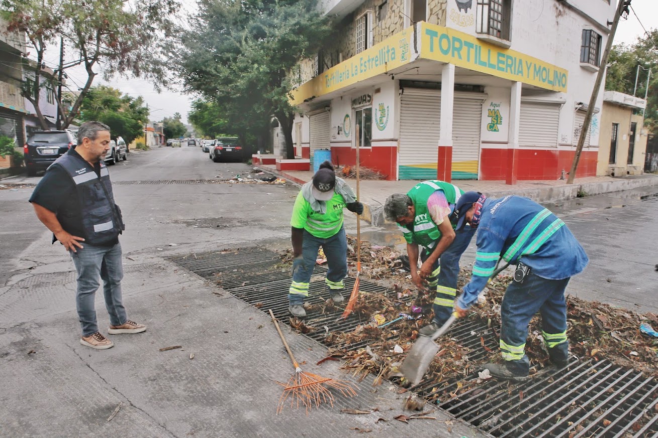 Intensifica Municipio de Monterrey limpieza de parrillas, bocatormentas y transversales