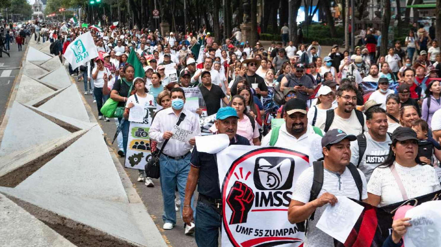 «Tendríamos que hacerlo todos con camiones»: Respoden empleados del IMSS a subsecretario de Salud sobre desabasto