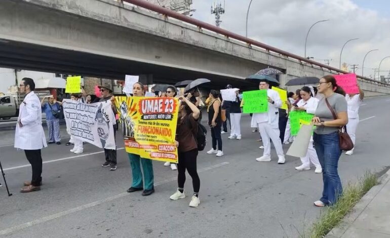 Personal del IMSS boquea Av. Lincoln, en Monterrey