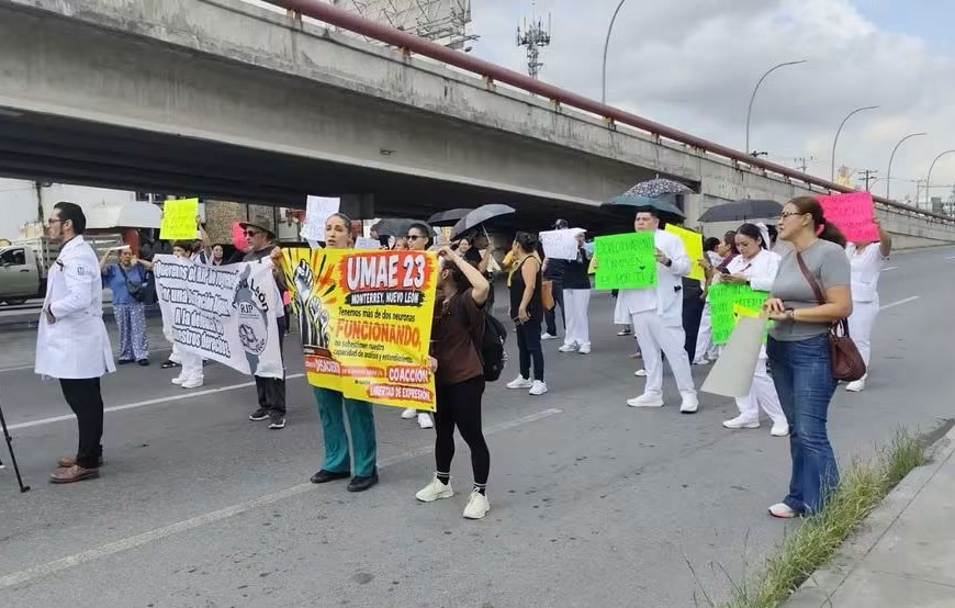 Personal del IMSS boquea Av. Lincoln, en Monterrey