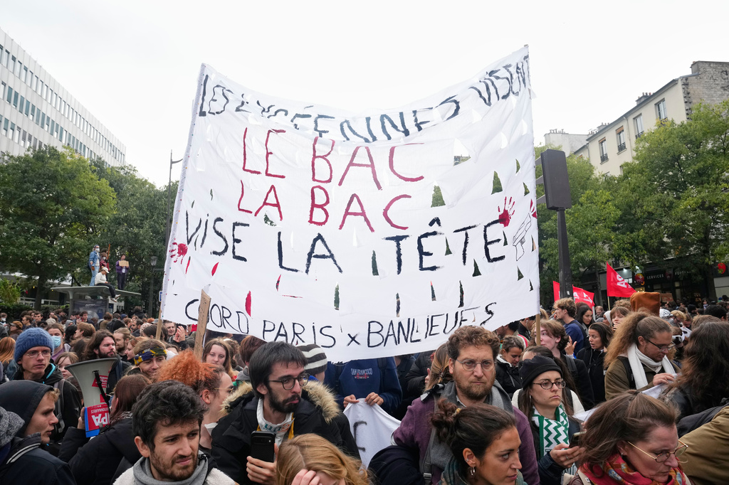 Miles de manifestantes salen a las calles de París, pese a las prohibiciones del Gobierno