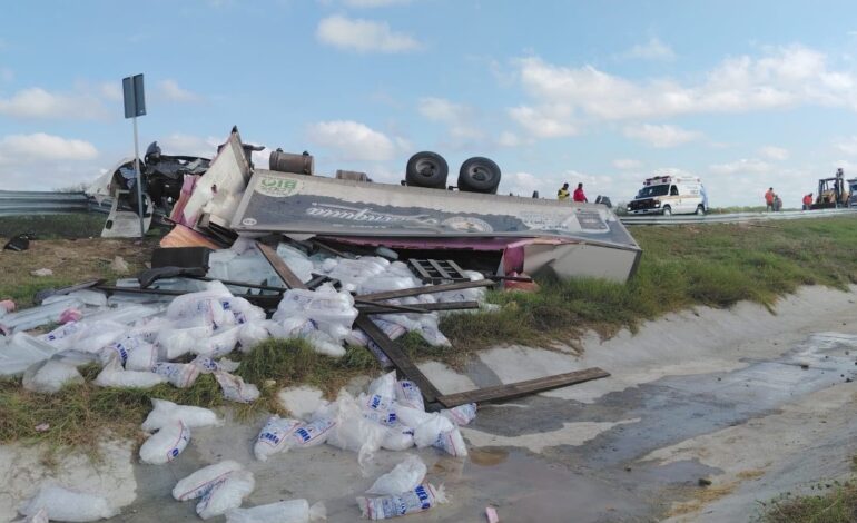 Vuelca tráiler con mercancía, no hubo rapiña… Era hielo