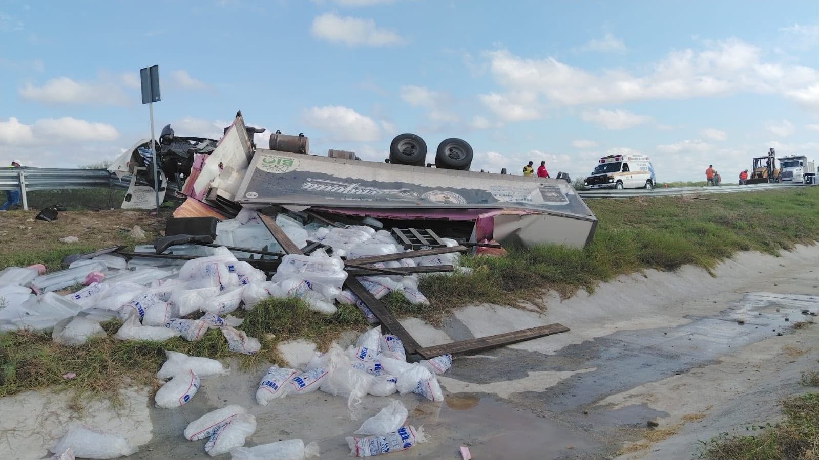 Vuelca tráiler con mercancía, no hubo rapiña… Era hielo