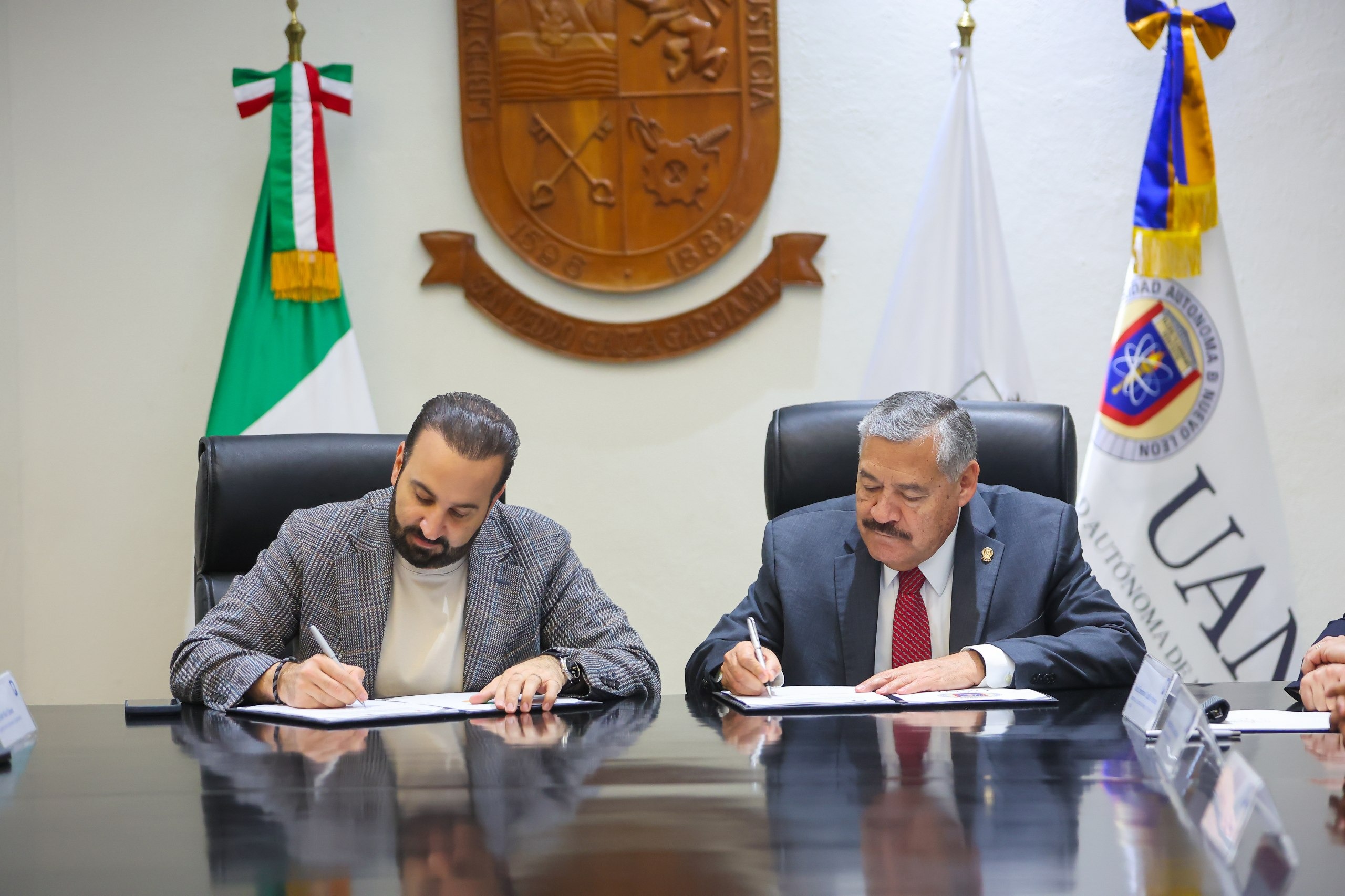 Fortalecen San Pedro y UANL formación académica de servidores públicos