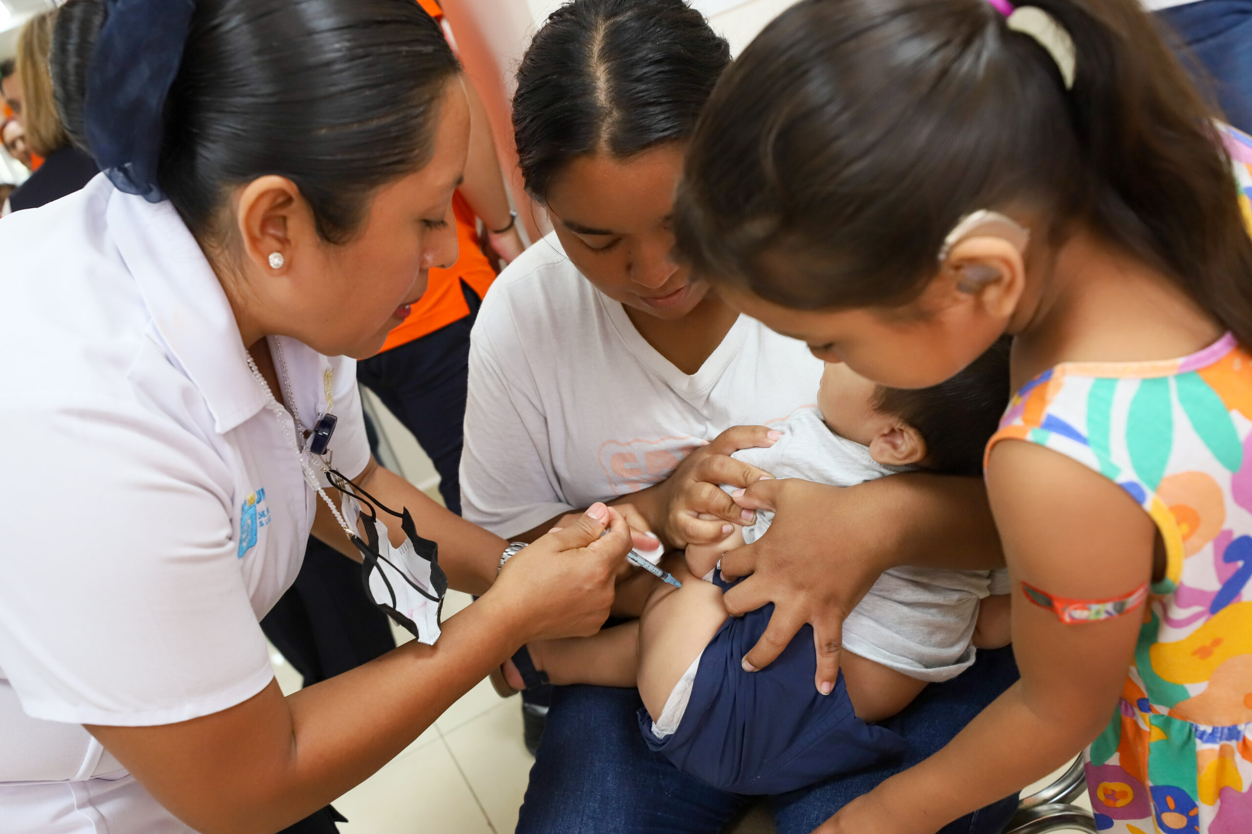 Aplica Secretaría de Salud de Nuevo León 120 mil dosis de vacuna contra la influenza
