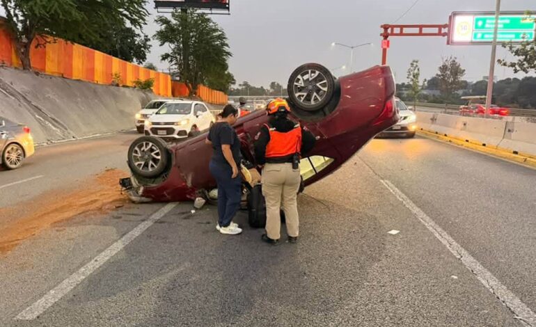 Conductora termina volcada sobre Miguel de la Madrid, en Guadalupe